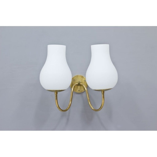 Applique vintage en verre opalin et laiton, Suède 1940s