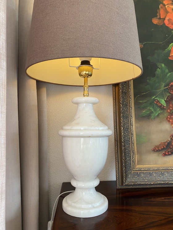 Image 1 of Lampe à poser vintage en marbre blanc avec abat-jour
