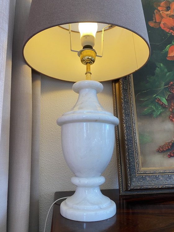 Image 1 of Lampe à poser vintage en marbre blanc avec abat-jour