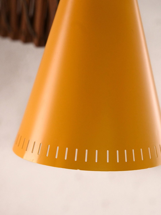 Image 1 of Lampe murale vintage avec bras en bois extensible et abat-jour en métal jaune