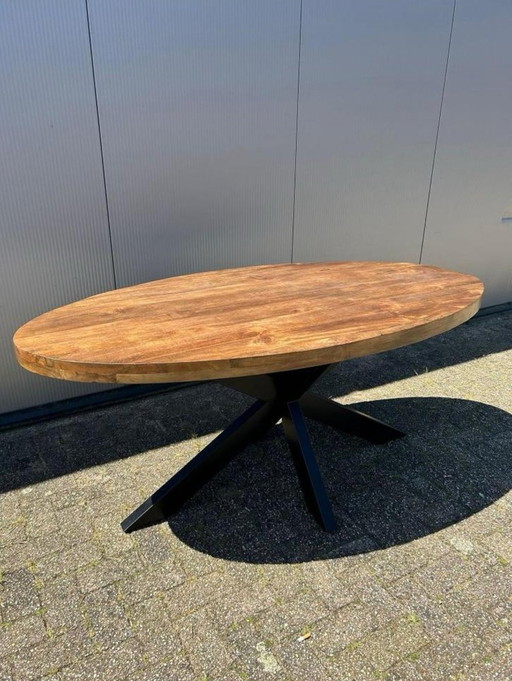 Table de salle à manger ovale en bois de manguier naturel avec pied en acier matriciel