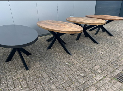 Table de salle à manger ovale en bois de manguier naturel avec pied en acier matriciel