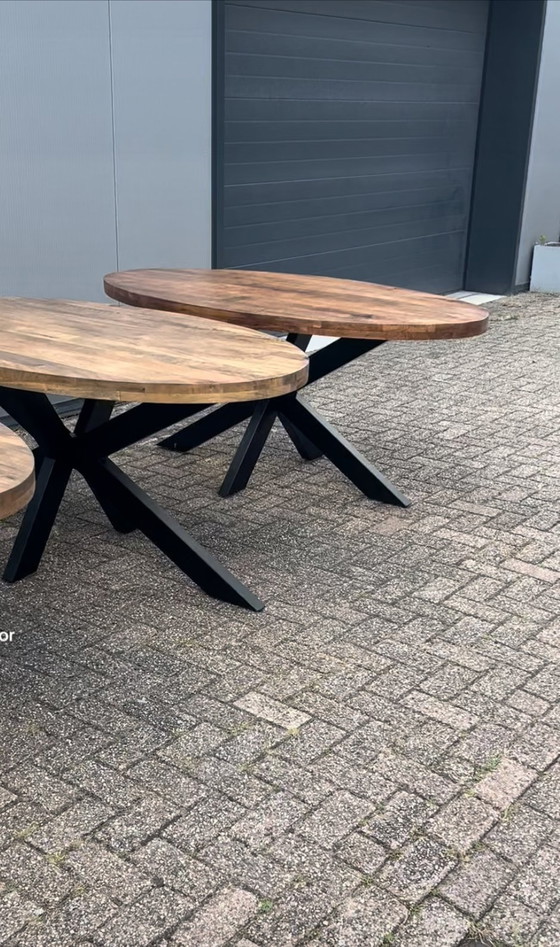 Image 1 of Table de salle à manger ovale en bois de manguier naturel avec pied en acier matriciel