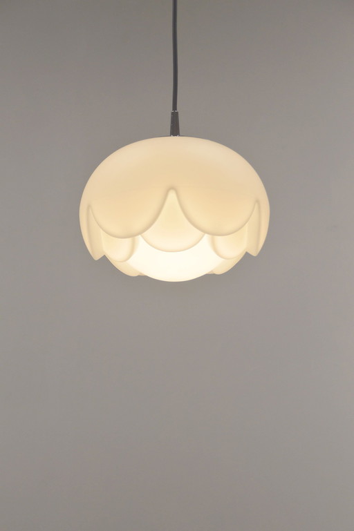 Lampe suspendue Artichoke en verre opalin par Peill & Putzler, 1974