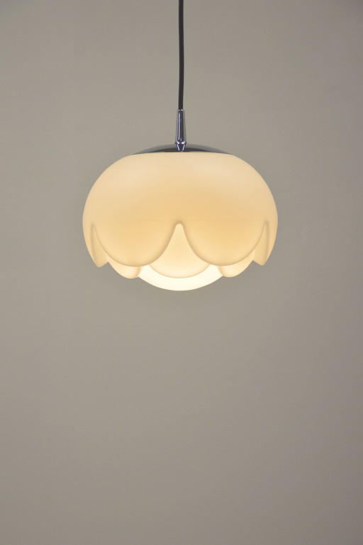 Lampe suspendue Artichoke en verre opalin par Peill & Putzler, 1974