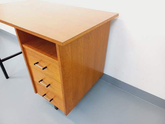 Image 1 of Bureau Moderniste Vintage En Bois De Chêne Et Métal Noir Des Années 60
