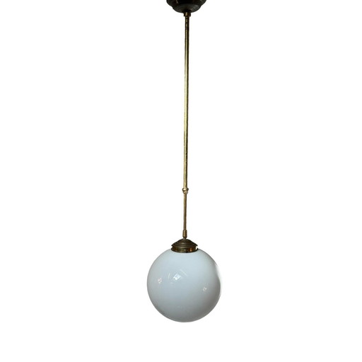 Art Deco - Pédant suspendu avec verre opalin et cadre en laiton - Très grand, réglable en hauteur