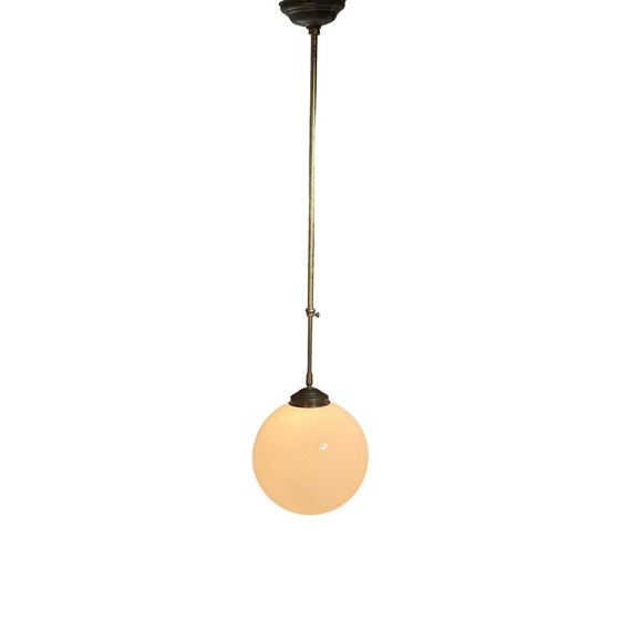 Image 1 of Art Deco - Pédant suspendu avec verre opalin et cadre en laiton - Très grand, réglable en hauteur