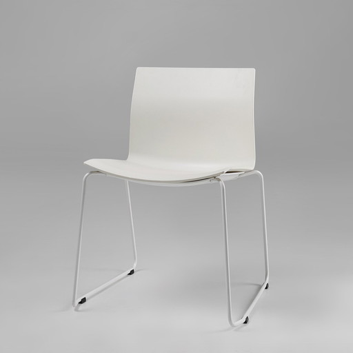 Chaise blanche du milieu du siècle avec structure en métal et assise en plastique, Belgique