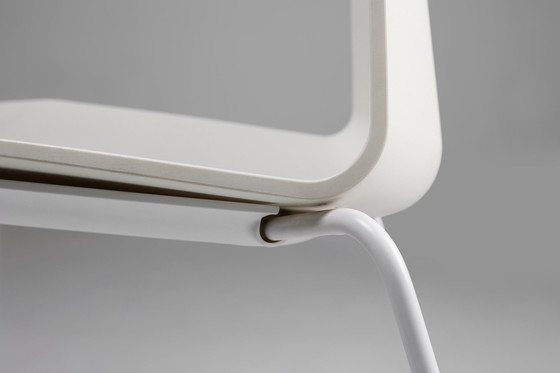 Image 1 of Chaise blanche du milieu du siècle avec structure en métal et assise en plastique, Belgique