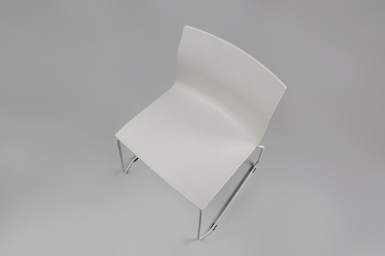 Image 1 of Chaise blanche du milieu du siècle avec structure en métal et assise en plastique, Belgique
