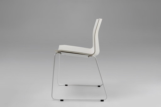 Chaise blanche du milieu du siècle avec structure en métal et assise en plastique, Belgique