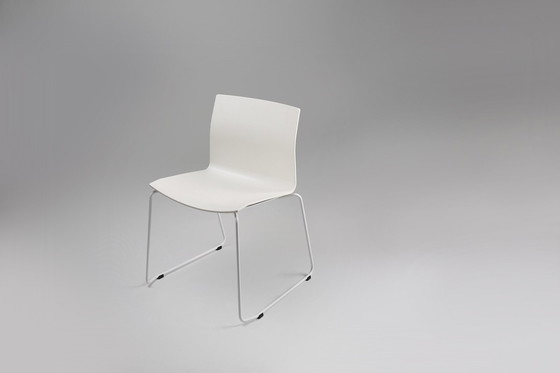 Image 1 of Chaise blanche du milieu du siècle avec structure en métal et assise en plastique, Belgique