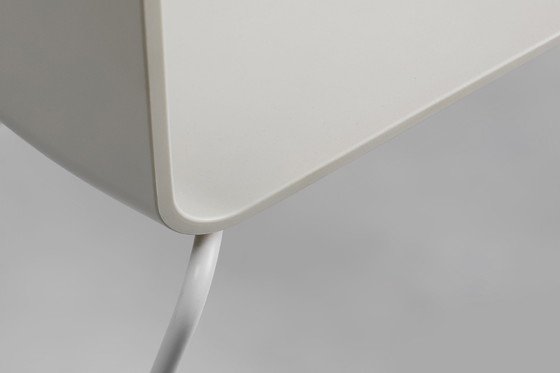 Image 1 of Chaise blanche du milieu du siècle avec structure en métal et assise en plastique, Belgique