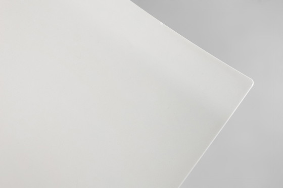 Image 1 of Chaise blanche du milieu du siècle avec structure en métal et assise en plastique, Belgique