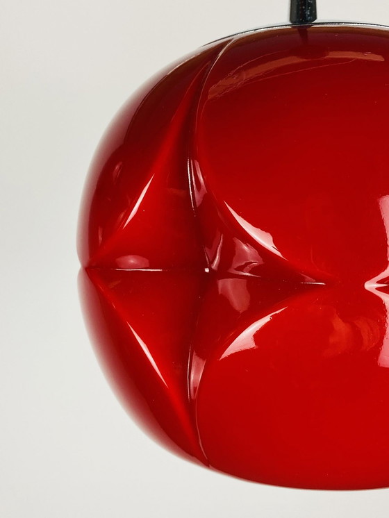 Image 1 of Paire de lampes suspendues Artichoke en verre rouge par Peill et Putzler 1960