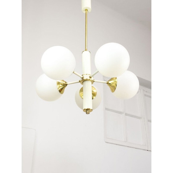 Image 1 of Lustre Sputnik vintage en laiton et verre opalin, Italie
