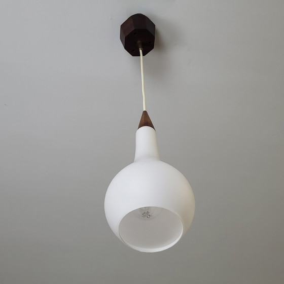 Image 1 of Suspension Opaline Et Teck De Louis Kalff, Années 60
