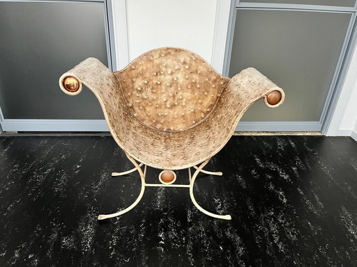 Chaise en métal avec texture en peau d'autruche