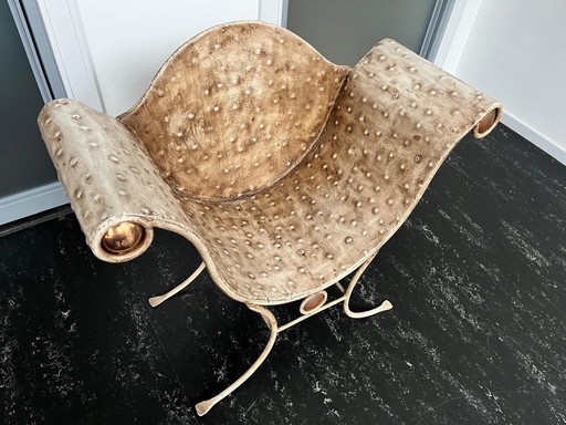 Chaise en métal avec texture en peau d'autruche