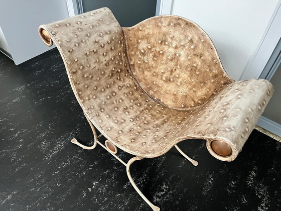 Image 1 of Chaise en métal avec texture en peau d'autruche