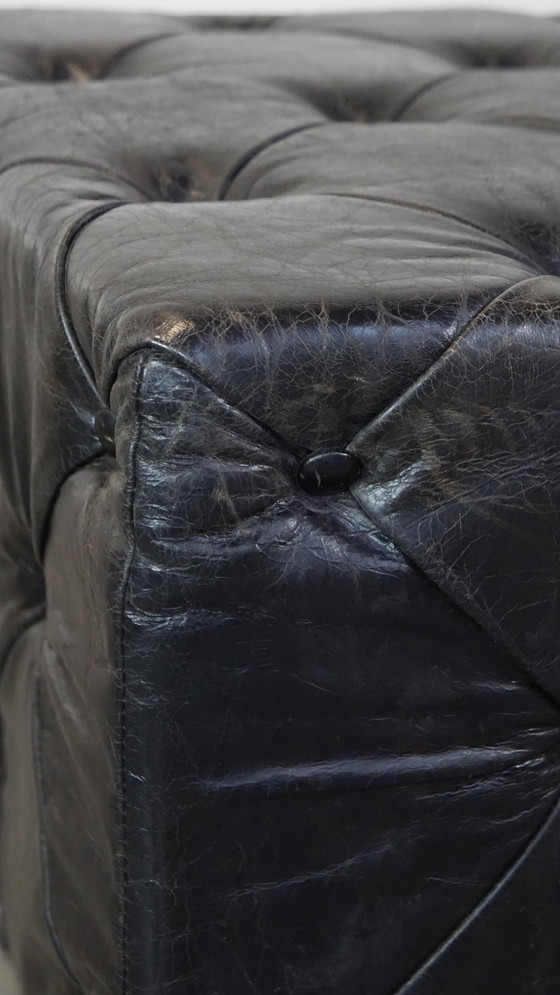 Image 1 of Grand Chesterfield carré noir Hocker