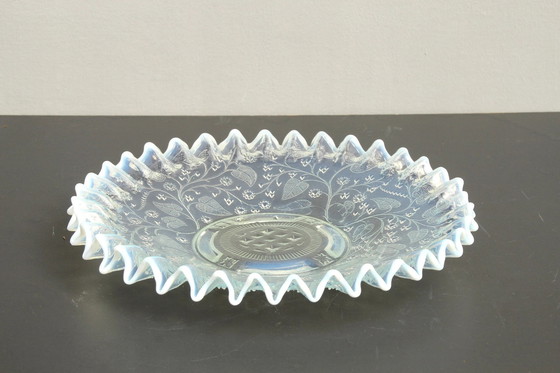 Image 1 of Assiette en verre opalin antique