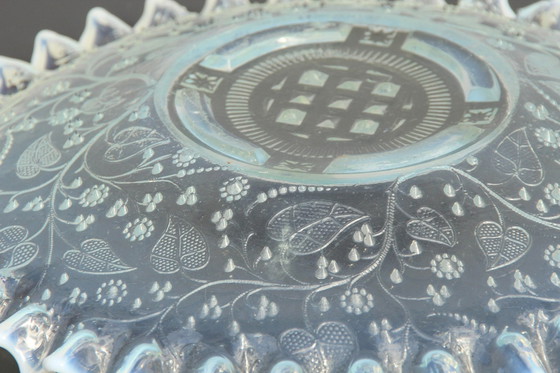 Image 1 of Assiette en verre opalin antique