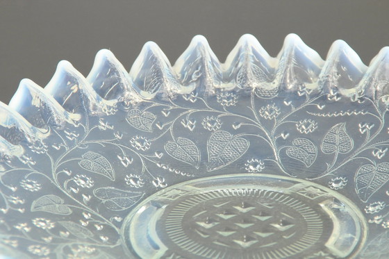 Image 1 of Assiette en verre opalin antique