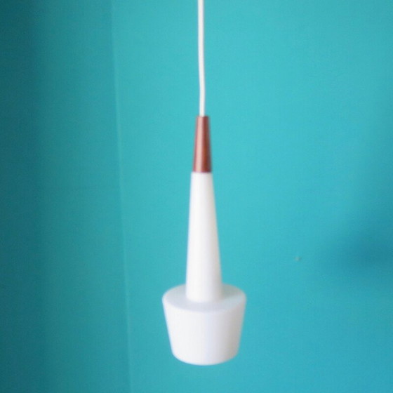 Image 1 of Paire de lampes suspendues vintage en opaline et teck par "Horn", Danemark 1955