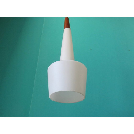 Image 1 of Paire de lampes suspendues vintage en opaline et teck par "Horn", Danemark 1955