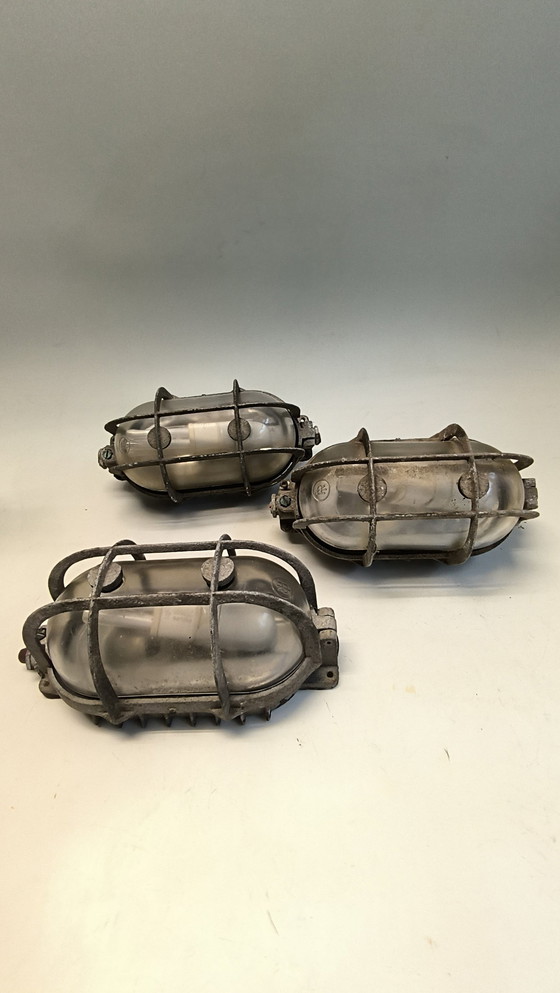 Image 1 of 3 Lampes industrielles à cage en forme d'œil de taureau de marque Fr