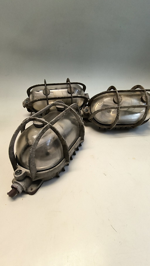 3 Lampes industrielles à cage en forme d'œil de taureau de marque Fr