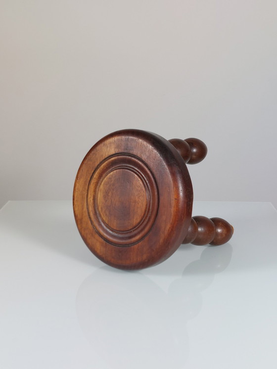 Image 1 of 1 X tabouret de traite français tourné bobbin stool