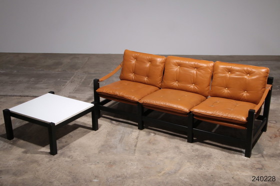 Image 1 of Canapé trois places en cuir vintage avec table basse