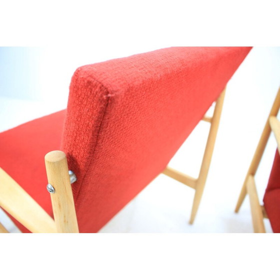 Image 1 of Paire de fauteuils vintage en tissu rouge et chêne, tchèque 1960