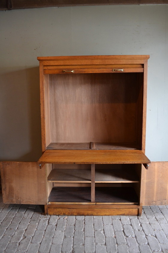 Image 1 of Armoire à volets classique en chêne avec secrétaire.