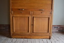 Armoire à volets classique en chêne avec secrétaire.