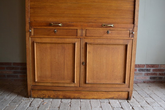 Image 1 of Armoire à volets classique en chêne avec secrétaire.