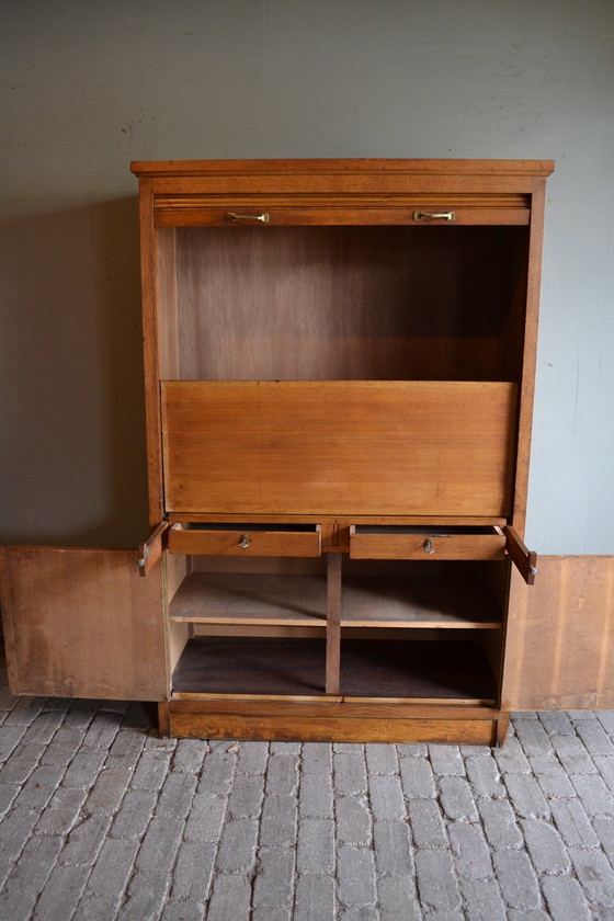 Image 1 of Armoire à volets classique en chêne avec secrétaire.