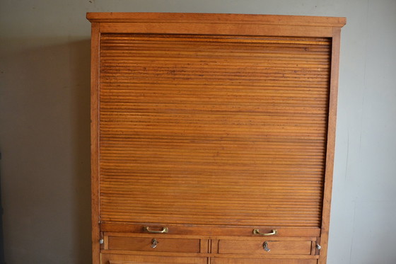 Image 1 of Armoire à volets classique en chêne avec secrétaire.