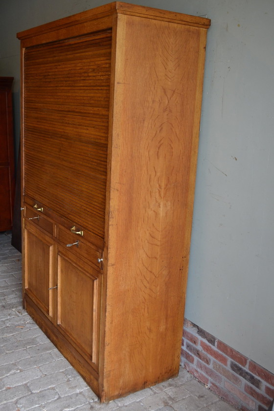 Image 1 of Armoire à volets classique en chêne avec secrétaire.