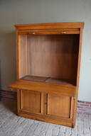 Armoire à volets classique en chêne avec secrétaire.