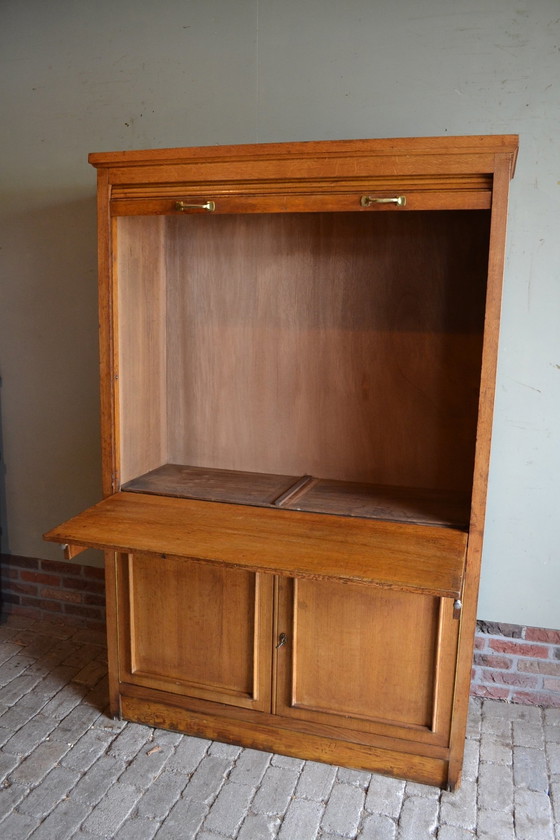 Image 1 of Armoire à volets classique en chêne avec secrétaire.