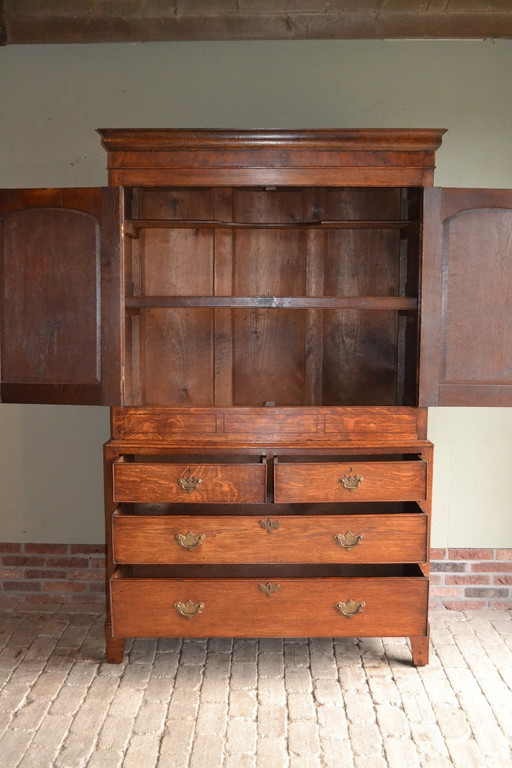 Belle armoire ancienne en bois de chêne anglais.