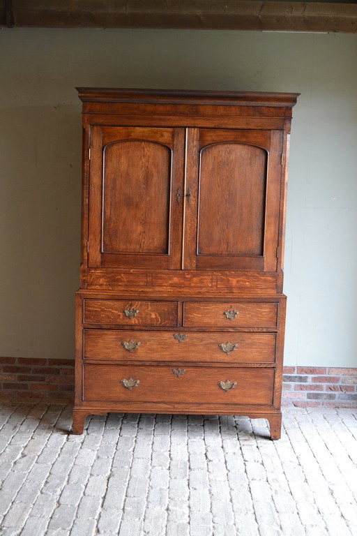 Belle armoire ancienne en bois de chêne anglais.