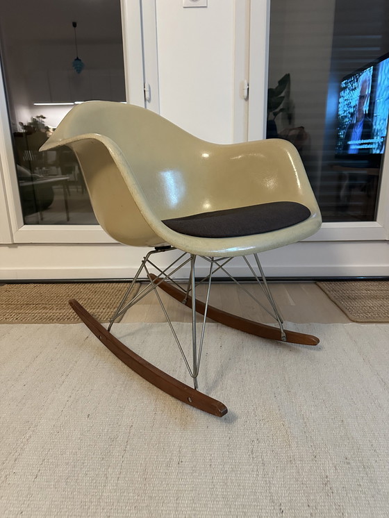 Image 1 of Vitra Eames Rocking Chair Fibre de verre