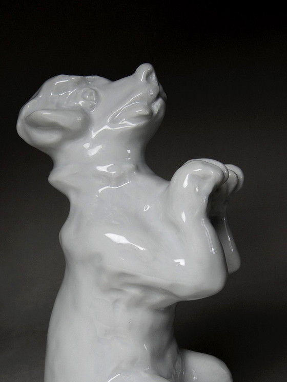 Image 1 of Sujet En Porcelaine Blanche Fine, Chien Fou Faisant Le Beau