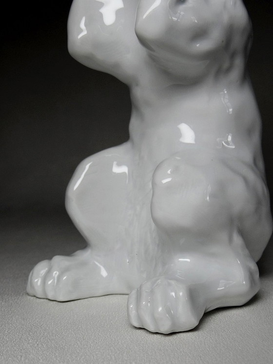 Image 1 of Sujet En Porcelaine Blanche Fine, Chien Fou Faisant Le Beau