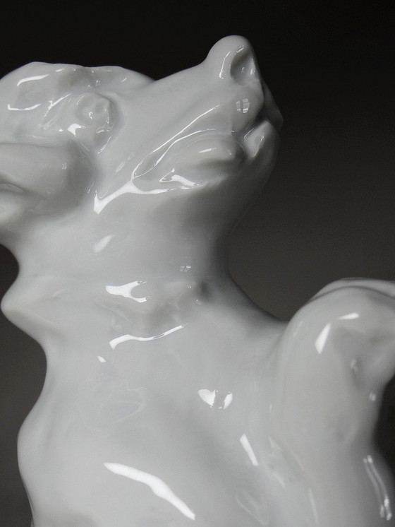 Image 1 of Sujet En Porcelaine Blanche Fine, Chien Fou Faisant Le Beau